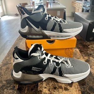 LeBron Witness 7 White/Metallic Silver-Black